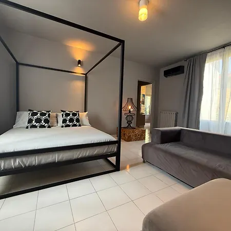 Jr Apuania Apartman *